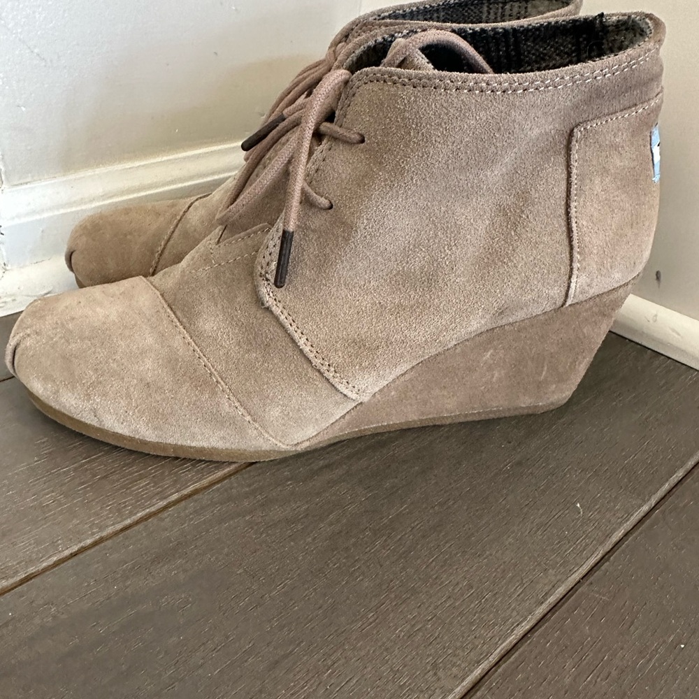 Toms Women's Tan Suede Wedge Ankle Boots